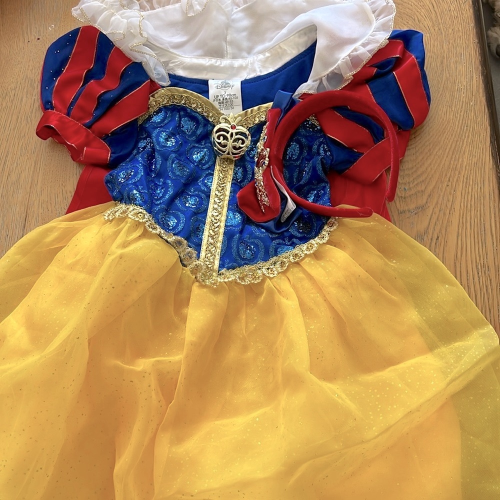 Snow White with hair piece